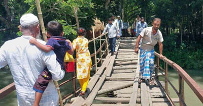 বাকেরগঞ্জে ভাঙ্গা ব্রিজে ভোগান্তি