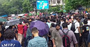 শাহবাগ মোড়ে শিক্ষার্থীদের অবরোধ