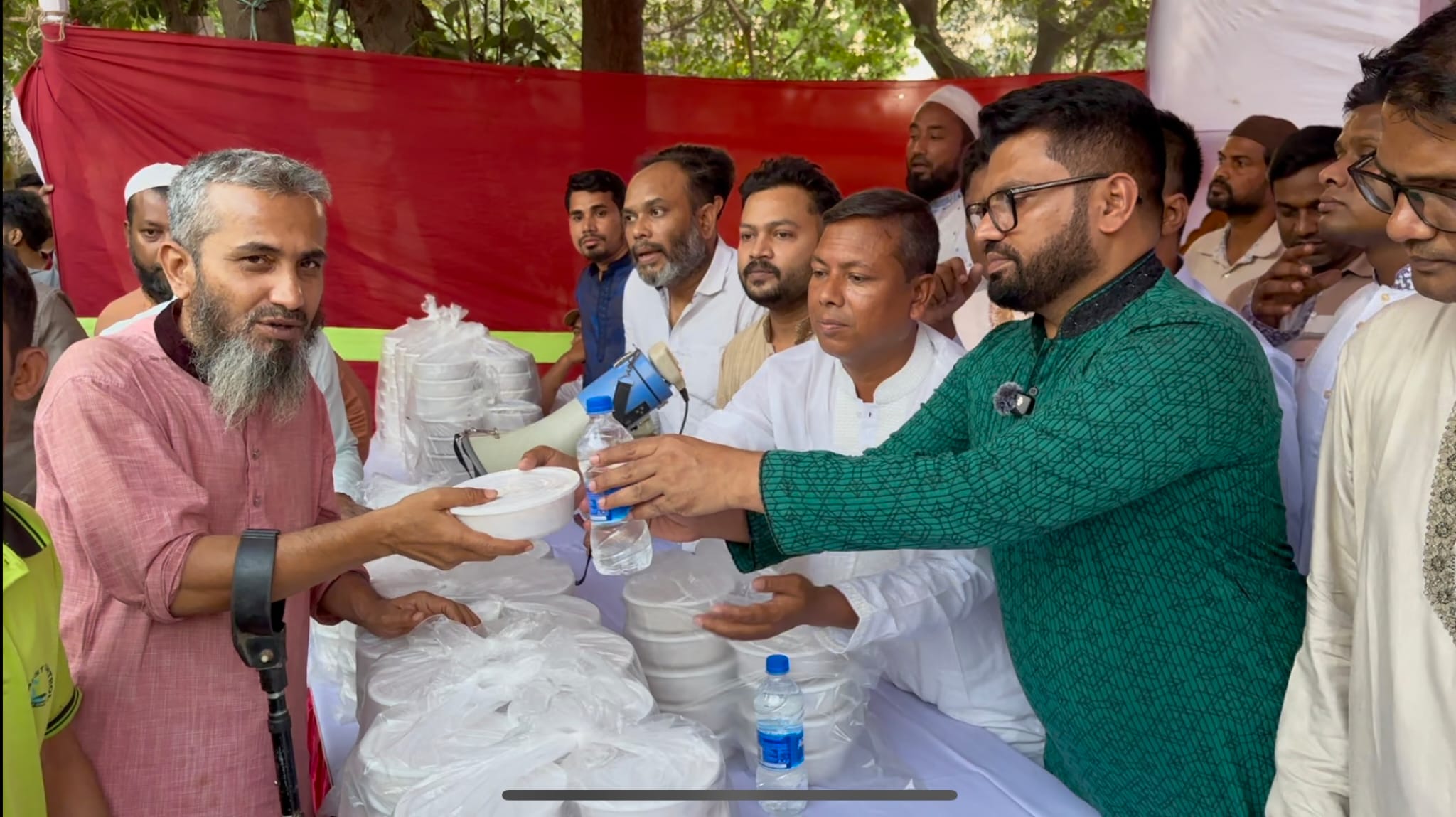 দুস্থদের মাঝে ইফতার বিতরণ যুবদল নেতা মিরাজের
