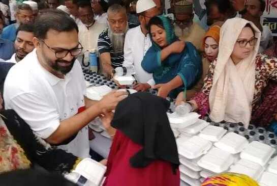 অসহায়দের মাঝে ঈদ সামগ্রী বিতরণ আমিনুল হকের