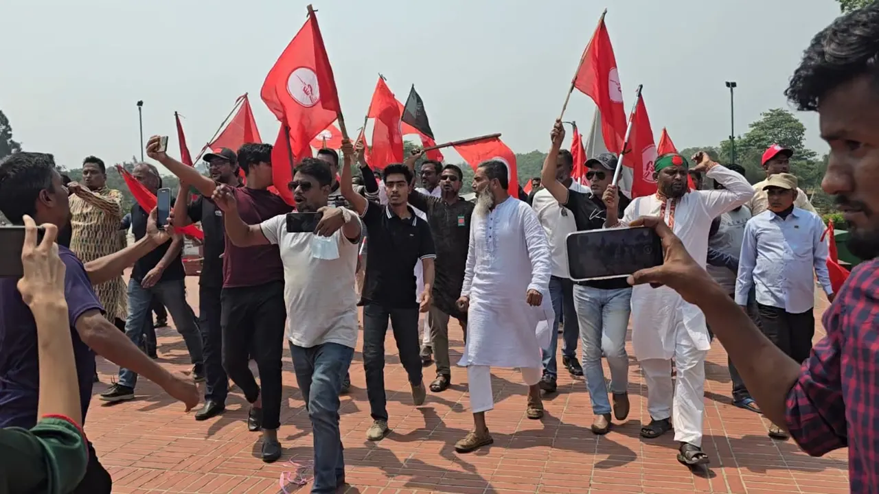 স্মৃতিসৌধে ‘জয় বাংলা,স্লোগান, পিটুনির পর পুলিশে