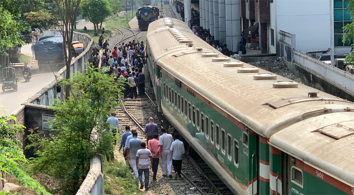 রাজশাহী স্টেশনে বনলতা এক্সপ্রেস লাইনচ্যুত