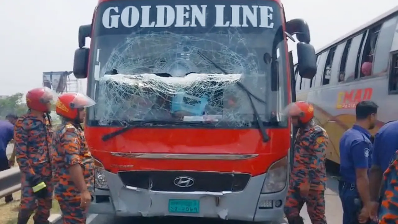 মুন্সীগঞ্জের নিমতলায় অ্যাম্বুলেন্সে বাসের ধাক্কা, নিহত ৫