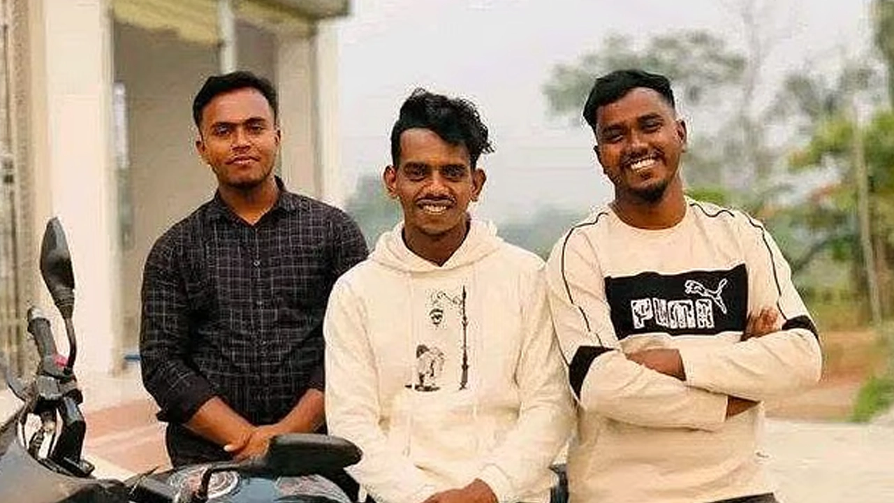 বাসচাপায় মোটরসাইকেল আরোহী ৩ বন্ধু নিহত