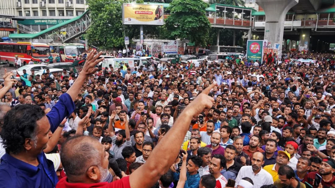 শাহবাগ মোড়ে অবস্থান স্বেচ্ছাসেবক দলের