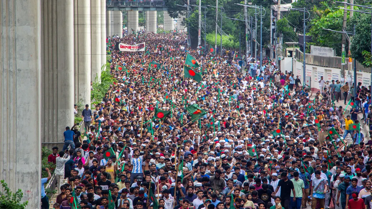 মানিক মিয়া অ্যাভিনিউয়ে মানুষের ঢল