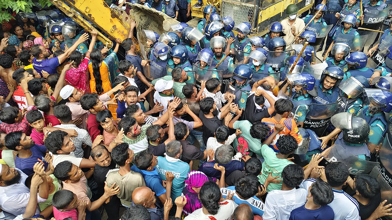 পুলিশের সঙ্গে স্থানীয়দের তুমুল সংঘর্ষ