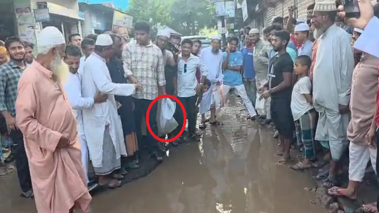 ভাঙা সড়কে মাছ ছাড়লেন হাসনাত আব্দুল্লাহ
