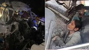 পাথরবোঝাই ট্রাকের সঙ্গে বাসের সংঘর্ষে নিহত ২০