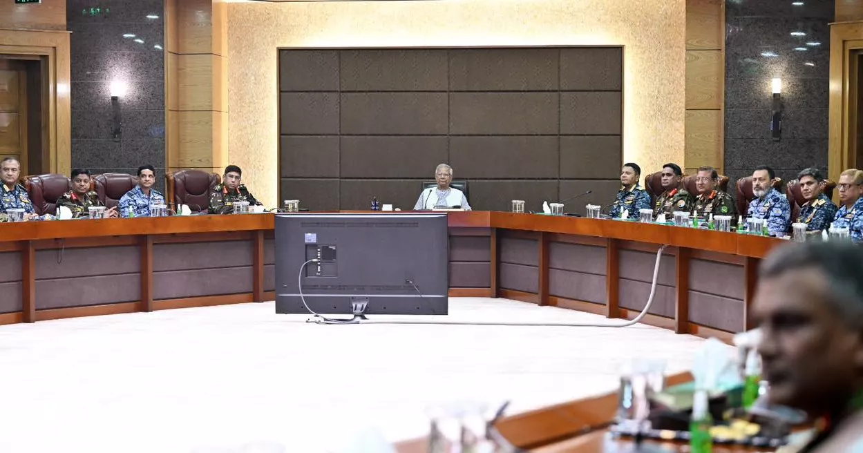 সশস্ত্র বাহিনীকে সতর্কতার নির্দেশ প্রধান উপদেষ্টার