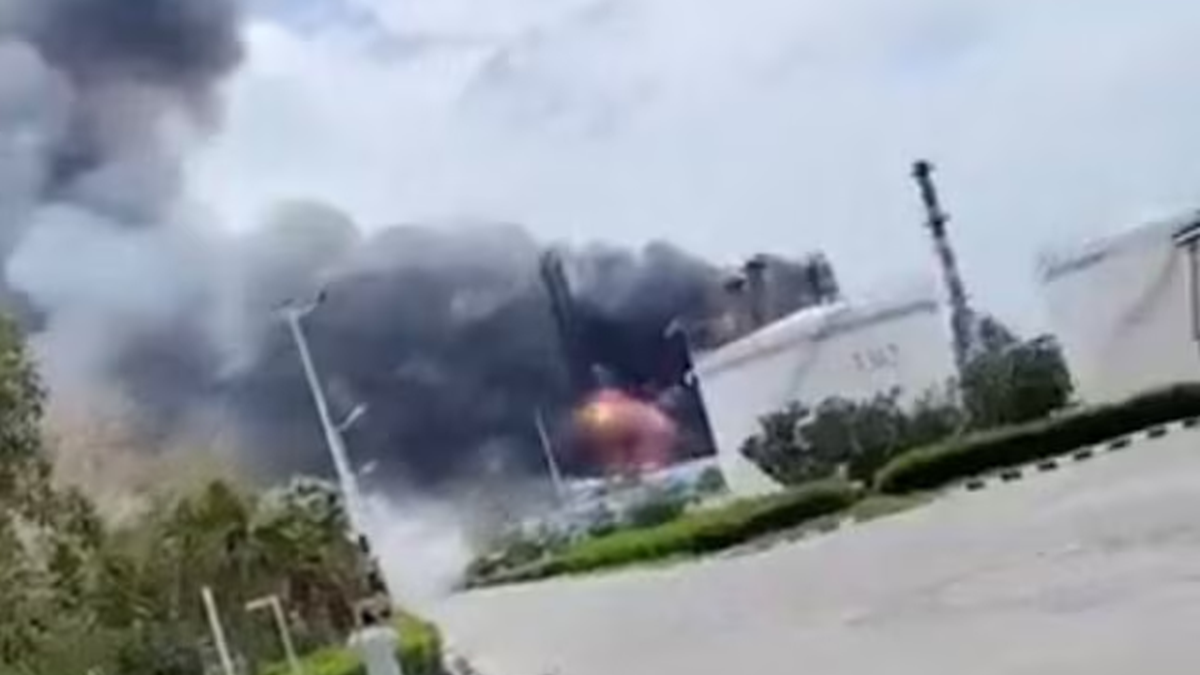 যুদ্ধবিরতির মধ্যেই ইরানের তেল শোধনাগারে হামলা