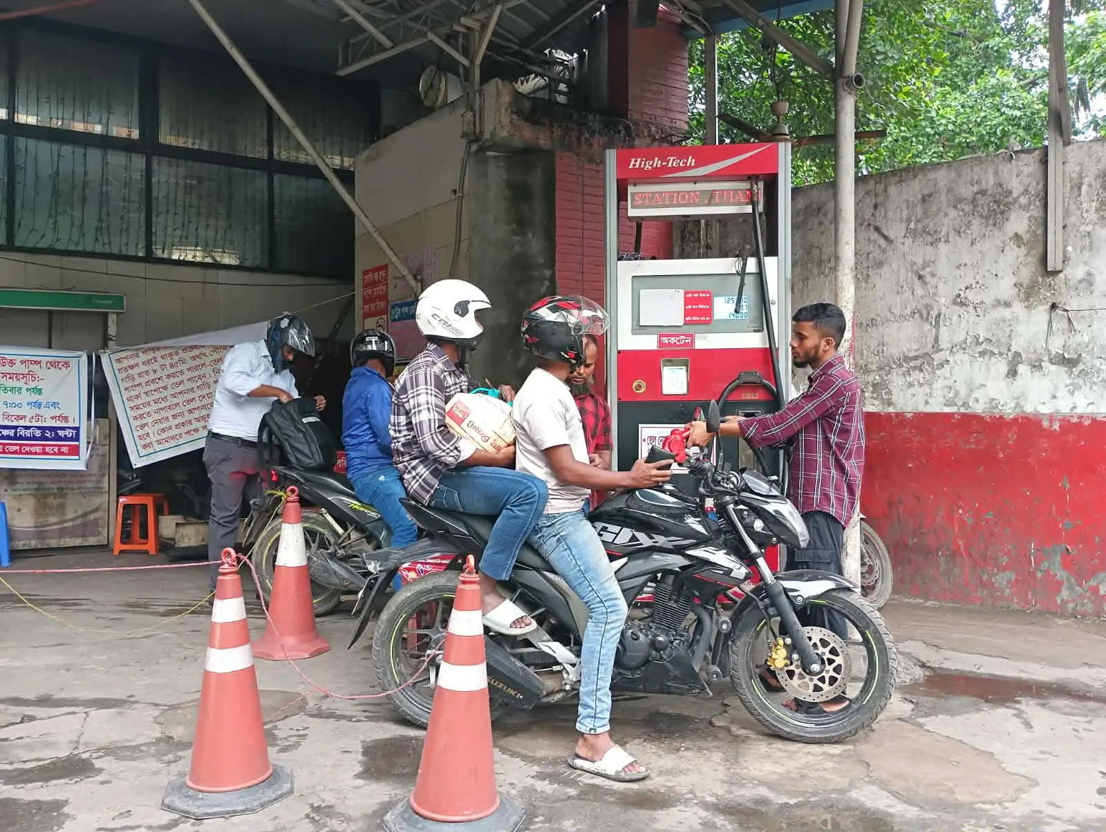 পাম্পে এখন কয়েক মিনিটেই মিলছে তেল