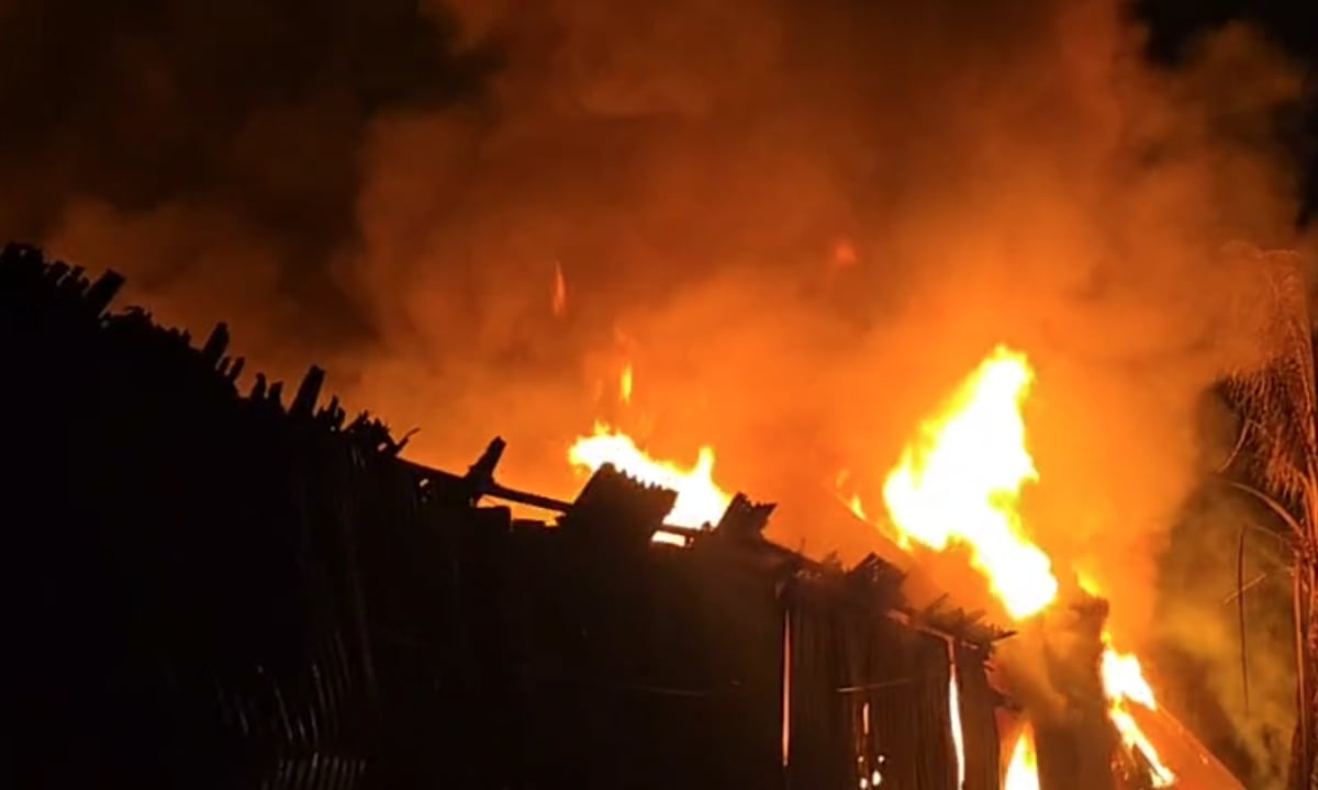 কদমতলীর সাদ্দাম মার্কেটের কারখানায় আগুন