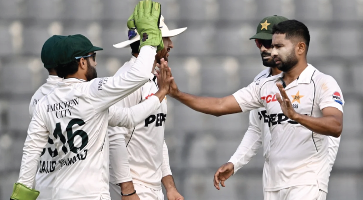 ৪৩৭ রান তাড়া করে জেতার স্বপ্ন দেখছে পাকিস্তান!