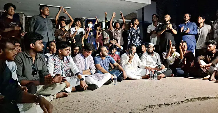 থানার সামনেই বসে পড়লেন পাটওয়ারী