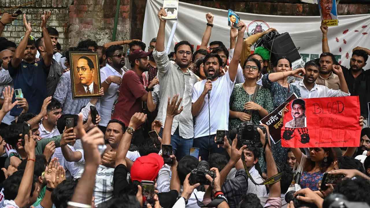 এবার দিল্লির রাস্তায় নামল তেলাপোকা জনতা পার্টি