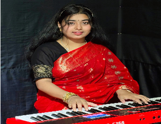 মূর্ছনায় মুগ্ধতা ছড়াচ্ছে কণ্ঠশিল্পী ‘টুকটুকি