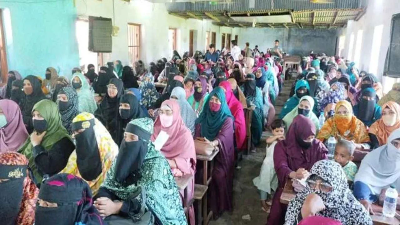 প্রধানমন্ত্রীর সহায়তায় হাসি ফুটল ২২০ অসহায় নারীর