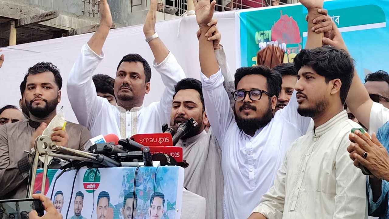 সরকার জাতির সঙ্গে বেইমানি করছে:নাহিদ