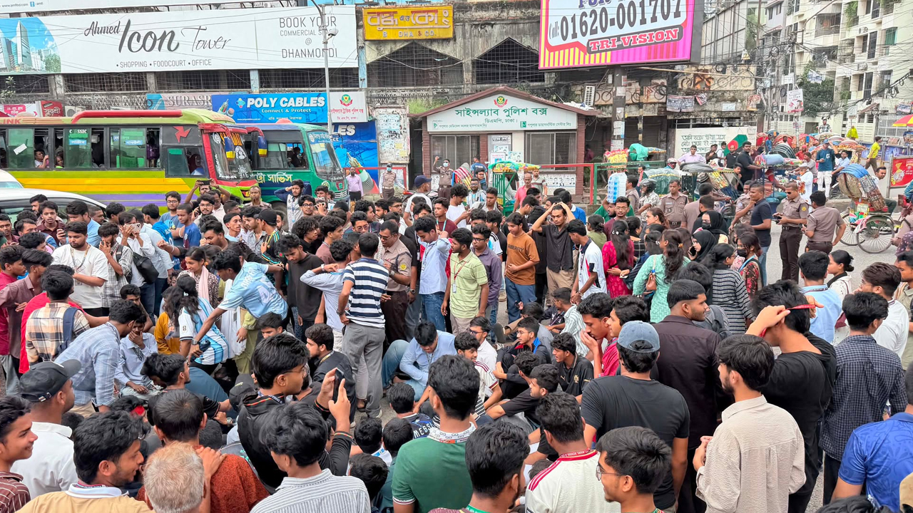 শিক্ষামন্ত্রী মিলনের পদত্যাগের দাবিতে অবরোধ
