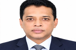 কীভাবে চেয়ার ধরে আছেন শাহনেওয়াজ?